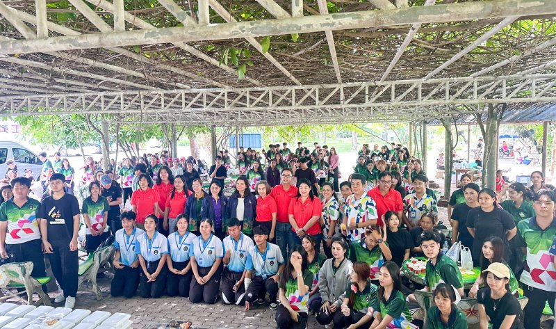 อธิการบดี นำทีมผู้บริหาร มรภ.เทพสตรี ลงพื้นที่ให้กำลังใจนักศึกษา ชั้นปีที่ 1 ที่เข้าร่วมโครงการส่งเสริมการเรียนรู้เกษตรทฤษฎีใหม่เพื่อการส่งเสริมอาชีพ สำหรับนักศึกษา มรภ.เทพสตรี