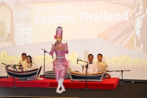 อธิการบดี มรภ.เทพสตรี นำผู้แทนอาจารย์ และนักศึกษา จัดชุดการแสดงศิลปวัฒนธรรมไทย เนื่องในวันคล้ายวันพระบรมราชสมภพพระบาทสมเด็จพระบรมชนกาธิเบศร มหาภูมิพลอดุลยเดชมหาราช บรมนาถบพิตรวันชาติ และวันพ่อแห่งชาติ ในงานเลี้ยงรับรองของสถานเอกอัครราชทูต ณ กรุงริยาด ราชอาณาจักรซาอุดีอาระเบีย