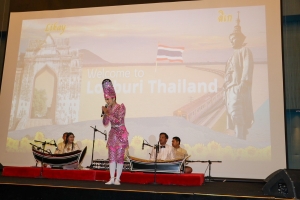 อธิการบดี มรภ.เทพสตรี นำผู้แทนอาจารย์ และนักศึกษา จัดชุดการแสดงศิลปวัฒนธรรมไทย เนื่องในวันคล้ายวันพระบรมราชสมภพพระบาทสมเด็จพระบรมชนกาธิเบศร มหาภูมิพลอดุลยเดชมหาราช บรมนาถบพิตรวันชาติ และวันพ่อแห่งชาติ ในงานเลี้ยงรับรองของสถานเอกอัครราชทูต ณ กรุงริยาด ราชอาณาจักรซาอุดีอาระเบีย