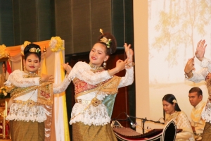 อธิการบดี มรภ.เทพสตรี นำผู้แทนอาจารย์ และนักศึกษา จัดชุดการแสดงศิลปวัฒนธรรมไทย เนื่องในวันคล้ายวันพระบรมราชสมภพพระบาทสมเด็จพระบรมชนกาธิเบศร มหาภูมิพลอดุลยเดชมหาราช บรมนาถบพิตรวันชาติ และวันพ่อแห่งชาติ ในงานเลี้ยงรับรองของสถานเอกอัครราชทูต ณ กรุงริยาด ราชอาณาจักรซาอุดีอาระเบีย
