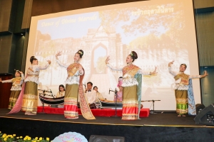 อธิการบดี มรภ.เทพสตรี นำผู้แทนอาจารย์ และนักศึกษา จัดชุดการแสดงศิลปวัฒนธรรมไทย เนื่องในวันคล้ายวันพระบรมราชสมภพพระบาทสมเด็จพระบรมชนกาธิเบศร มหาภูมิพลอดุลยเดชมหาราช บรมนาถบพิตรวันชาติ และวันพ่อแห่งชาติ ในงานเลี้ยงรับรองของสถานเอกอัครราชทูต ณ กรุงริยาด ราชอาณาจักรซาอุดีอาระเบีย