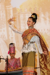อธิการบดี มรภ.เทพสตรี นำผู้แทนอาจารย์ และนักศึกษา จัดชุดการแสดงศิลปวัฒนธรรมไทย เนื่องในวันคล้ายวันพระบรมราชสมภพพระบาทสมเด็จพระบรมชนกาธิเบศร มหาภูมิพลอดุลยเดชมหาราช บรมนาถบพิตรวันชาติ และวันพ่อแห่งชาติ ในงานเลี้ยงรับรองของสถานเอกอัครราชทูต ณ กรุงริยาด ราชอาณาจักรซาอุดีอาระเบีย