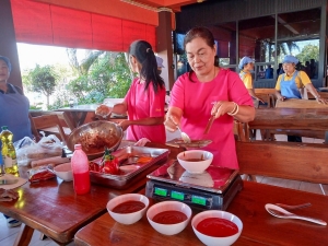 ศูนย์ส่งเสริมการจัดการศึกษาตามพระบรมราโชบาย มรภ.เทพสตรี จัดอบรมการทำหมี่กรอบให้กับประชาชน