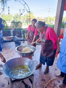 ศูนย์ส่งเสริมการจัดการศึกษาตามพระบรมราโชบาย มรภ.เทพสตรี จัดอบรมการทำหมี่กรอบให้กับประชาชน