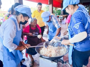 ศูนย์ส่งเสริมการจัดการศึกษาตามพระบรมราโชบาย มรภ.เทพสตรี จัดอบรมการทำหมี่กรอบให้กับประชาชน