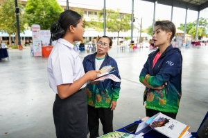 ปชส. มรภ.เทพสตรี พร้อมด้วยคณะเทคโนโลยีอุตสาหกรรม และกองพัฒนานักศึกษา ลงพื้นที่ออกบูธแนะแนวการศึกษาและอาชีพโรงเรียนหนองหญ้าไซวิทยา จ.สุพรรณบุรี พบว่า ร้อยละ 80 ของนักเรียนชายและหญิงที่ร่วมการแนะแนวฯ มีความสนใจในหลักสูตรบริหารธุรกิจบัณฑิต 