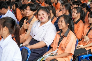 ปชส. มรภ.เทพสตรี พร้อมด้วยคณะเทคโนโลยีอุตสาหกรรม และกองพัฒนานักศึกษา ลงพื้นที่ออกบูธแนะแนวการศึกษาและอาชีพโรงเรียนหนองหญ้าไซวิทยา จ.สุพรรณบุรี พบว่า ร้อยละ 80 ของนักเรียนชายและหญิงที่ร่วมการแนะแนวฯ มีความสนใจในหลักสูตรบริหารธุรกิจบัณฑิต 