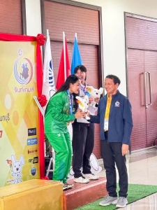 นศ. มรภ.เทพสตรี รับรางวัลจากการแข่งขันกีฬาฟันดาบ ในการแข่งขันกีฬาแห่งชาติ ครั้งที่ 49 