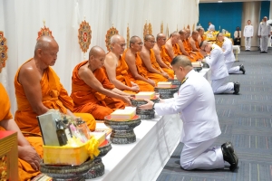 พระบาทสมเด็จพระเจ้าอยู่หัว ทรงพระกรุณาโปรดเกล้าฯ ให้ผู้แทนพระองค์เชิญหนังสือ ธรรมนาวา “วัง” และน้ำปานะพระราชทานถวายแด่พระสงฆ์และพุทธศาสนิกชนในพื้นที่ อ.เมืองลพบุรี จ.ลพบุรี 