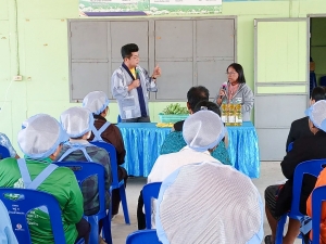 ศูนย์ส่งเสริมการจัดการศึกษาตามพระบรมราโชบาย มรภ.เทพสตรี จัดอบรมการทำกล้วยม้วนให้กับประชาชน