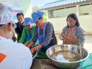 ศูนย์ส่งเสริมการจัดการศึกษาตามพระบรมราโชบาย มรภ.เทพสตรี จัดอบรมการทำกล้วยม้วนให้กับประชาชน
