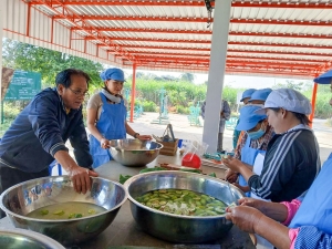 ศูนย์ส่งเสริมการจัดการศึกษาตามพระบรมราโชบาย มรภ.เทพสตรี จัดอบรมการทำกล้วยม้วนให้กับประชาชน