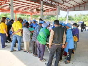 ศูนย์ส่งเสริมการจัดการศึกษาตามพระบรมราโชบาย มรภ.เทพสตรี จัดอบรมการทำกล้วยม้วนให้กับประชาชน