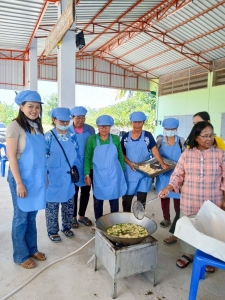 ศูนย์ส่งเสริมการจัดการศึกษาตามพระบรมราโชบาย มรภ.เทพสตรี จัดอบรมการทำกล้วยม้วนให้กับประชาชน