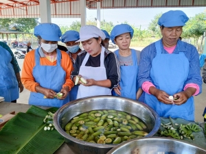 ศูนย์ส่งเสริมการจัดการศึกษาตามพระบรมราโชบาย มรภ.เทพสตรี จัดอบรมการทำกล้วยม้วนให้กับประชาชน