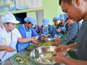 ศูนย์ส่งเสริมการจัดการศึกษาตามพระบรมราโชบาย มรภ.เทพสตรี จัดอบรมการทำกล้วยม้วนให้กับประชาชน