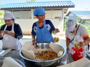 ศูนย์ส่งเสริมการจัดการศึกษาตามพระบรมราโชบาย มรภ.เทพสตรี จัดอบรมการทำกล้วยม้วนให้กับประชาชน