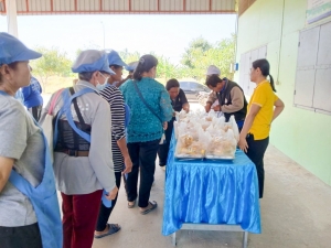 ศูนย์ส่งเสริมการจัดการศึกษาตามพระบรมราโชบาย มรภ.เทพสตรี จัดอบรมการทำกล้วยม้วนให้กับประชาชน