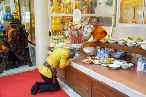 อธิการบดี มรภ.เทพสตรี นำผู้บริหาร ร่วมโครงการ ผู้ว่าฯ พาแต่งไทย หิ้วปิ่นโตทำบุญ เกื้อกูลพระพุทธศาสนา รักษาสิ่งแวดล้อม จ.ลพบุรี ครั้งที่ 1