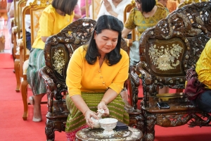 อธิการบดี มรภ.เทพสตรี นำผู้บริหาร ร่วมโครงการ ผู้ว่าฯ พาแต่งไทย หิ้วปิ่นโตทำบุญ เกื้อกูลพระพุทธศาสนา รักษาสิ่งแวดล้อม จ.ลพบุรี ครั้งที่ 1