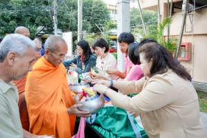 คณะมนุษยศาสตร์ฯ จัดพิธีทำบุญตักบาตรเนื่องในโอกาสวันขึ้นปีใหม่