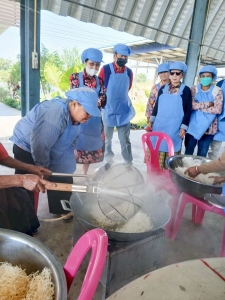 ศูนย์ส่งเสริมการจัดการศึกษาตามพระบรมราโชบาย มรภ.เทพสตรี จัดอบรมการทำหมี่กรอบให้กับประชาชน