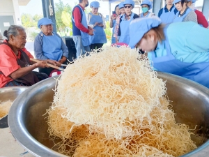 ศูนย์ส่งเสริมการจัดการศึกษาตามพระบรมราโชบาย มรภ.เทพสตรี จัดอบรมการทำหมี่กรอบให้กับประชาชน