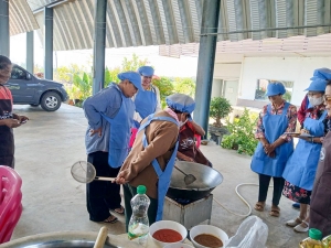 ศูนย์ส่งเสริมการจัดการศึกษาตามพระบรมราโชบาย มรภ.เทพสตรี จัดอบรมการทำหมี่กรอบให้กับประชาชน