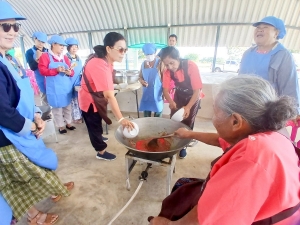 ศูนย์ส่งเสริมการจัดการศึกษาตามพระบรมราโชบาย มรภ.เทพสตรี จัดอบรมการทำหมี่กรอบให้กับประชาชน
