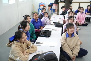 ปชส. มรภ.เทพสตรี พร้อมด้วย คณะวิทยาการจัดการ คณะเทคโนโลยีอุตสาหกรรม กองบริการการศึกษา และกองพัฒนานักศึกษา ลงพื้นที่แนะแนวการศึกษาและอาชีพโรงเรียนพระนารายณ์ พบว่า ร้อยละ 70 ของนักเรียนชายและหญิงที่เข้าร่วมการแนะแนวมีความสนใจในหลักสูตรครุศาสตรบัณฑิต และร้อยละ 30 มีความสนใจในหลักสูตรบริหารธุรกิจบัณฑิต และหลักสูตรอุตสาหกรรมศาสตรบัณฑิต