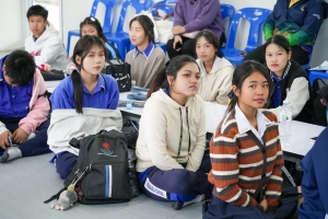 ปชส. มรภ.เทพสตรี พร้อมด้วย คณะวิทยาการจัดการ คณะเทคโนโลยีอุตสาหกรรม กองบริการการศึกษา และกองพัฒนานักศึกษา ลงพื้นที่แนะแนวการศึกษาและอาชีพโรงเรียนพระนารายณ์ พบว่า ร้อยละ 70 ของนักเรียนชายและหญิงที่เข้าร่วมการแนะแนวมีความสนใจในหลักสูตรครุศาสตรบัณฑิต และร้อยละ 30 มีความสนใจในหลักสูตรบริหารธุรกิจบัณฑิต และหลักสูตรอุตสาหกรรมศาสตรบัณฑิต