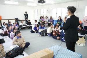 ปชส. มรภ.เทพสตรี พร้อมด้วย คณะวิทยาการจัดการ คณะเทคโนโลยีอุตสาหกรรม กองบริการการศึกษา และกองพัฒนานักศึกษา ลงพื้นที่แนะแนวการศึกษาและอาชีพโรงเรียนพระนารายณ์ พบว่า ร้อยละ 70 ของนักเรียนชายและหญิงที่เข้าร่วมการแนะแนวมีความสนใจในหลักสูตรครุศาสตรบัณฑิต และร้อยละ 30 มีความสนใจในหลักสูตรบริหารธุรกิจบัณฑิต และหลักสูตรอุตสาหกรรมศาสตรบัณฑิต