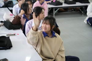 ปชส. มรภ.เทพสตรี พร้อมด้วย คณะวิทยาการจัดการ คณะเทคโนโลยีอุตสาหกรรม กองบริการการศึกษา และกองพัฒนานักศึกษา ลงพื้นที่แนะแนวการศึกษาและอาชีพโรงเรียนพระนารายณ์ พบว่า ร้อยละ 70 ของนักเรียนชายและหญิงที่เข้าร่วมการแนะแนวมีความสนใจในหลักสูตรครุศาสตรบัณฑิต และร้อยละ 30 มีความสนใจในหลักสูตรบริหารธุรกิจบัณฑิต และหลักสูตรอุตสาหกรรมศาสตรบัณฑิต