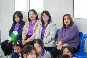 ปชส. มรภ.เทพสตรี พร้อมด้วย คณะวิทยาการจัดการ คณะเทคโนโลยีอุตสาหกรรม กองบริการการศึกษา และกองพัฒนานักศึกษา ลงพื้นที่แนะแนวการศึกษาและอาชีพโรงเรียนพระนารายณ์ พบว่า ร้อยละ 70 ของนักเรียนชายและหญิงที่เข้าร่วมการแนะแนวมีความสนใจในหลักสูตรครุศาสตรบัณฑิต และร้อยละ 30 มีความสนใจในหลักสูตรบริหารธุรกิจบัณฑิต และหลักสูตรอุตสาหกรรมศาสตรบัณฑิต