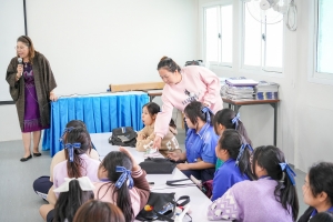 ปชส. มรภ.เทพสตรี พร้อมด้วย คณะวิทยาการจัดการ คณะเทคโนโลยีอุตสาหกรรม กองบริการการศึกษา และกองพัฒนานักศึกษา ลงพื้นที่แนะแนวการศึกษาและอาชีพโรงเรียนพระนารายณ์ พบว่า ร้อยละ 70 ของนักเรียนชายและหญิงที่เข้าร่วมการแนะแนวมีความสนใจในหลักสูตรครุศาสตรบัณฑิต และร้อยละ 30 มีความสนใจในหลักสูตรบริหารธุรกิจบัณฑิต และหลักสูตรอุตสาหกรรมศาสตรบัณฑิต