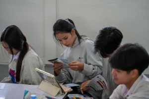 ปชส. มรภ.เทพสตรี พร้อมด้วย คณะวิทยาการจัดการ คณะเทคโนโลยีอุตสาหกรรม กองบริการการศึกษา และกองพัฒนานักศึกษา ลงพื้นที่แนะแนวการศึกษาและอาชีพโรงเรียนพระนารายณ์ พบว่า ร้อยละ 70 ของนักเรียนชายและหญิงที่เข้าร่วมการแนะแนวมีความสนใจในหลักสูตรครุศาสตรบัณฑิต และร้อยละ 30 มีความสนใจในหลักสูตรบริหารธุรกิจบัณฑิต และหลักสูตรอุตสาหกรรมศาสตรบัณฑิต