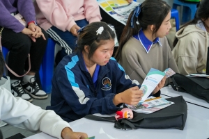 ปชส. มรภ.เทพสตรี พร้อมด้วย คณะวิทยาการจัดการ คณะเทคโนโลยีอุตสาหกรรม กองบริการการศึกษา และกองพัฒนานักศึกษา ลงพื้นที่แนะแนวการศึกษาและอาชีพโรงเรียนพระนารายณ์ พบว่า ร้อยละ 70 ของนักเรียนชายและหญิงที่เข้าร่วมการแนะแนวมีความสนใจในหลักสูตรครุศาสตรบัณฑิต และร้อยละ 30 มีความสนใจในหลักสูตรบริหารธุรกิจบัณฑิต และหลักสูตรอุตสาหกรรมศาสตรบัณฑิต