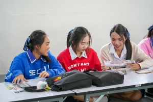 ปชส. มรภ.เทพสตรี พร้อมด้วย คณะวิทยาการจัดการ คณะเทคโนโลยีอุตสาหกรรม กองบริการการศึกษา และกองพัฒนานักศึกษา ลงพื้นที่แนะแนวการศึกษาและอาชีพโรงเรียนพระนารายณ์ พบว่า ร้อยละ 70 ของนักเรียนชายและหญิงที่เข้าร่วมการแนะแนวมีความสนใจในหลักสูตรครุศาสตรบัณฑิต และร้อยละ 30 มีความสนใจในหลักสูตรบริหารธุรกิจบัณฑิต และหลักสูตรอุตสาหกรรมศาสตรบัณฑิต