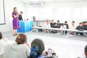 ปชส. มรภ.เทพสตรี พร้อมด้วย คณะวิทยาการจัดการ คณะเทคโนโลยีอุตสาหกรรม กองบริการการศึกษา และกองพัฒนานักศึกษา ลงพื้นที่แนะแนวการศึกษาและอาชีพโรงเรียนพระนารายณ์ พบว่า ร้อยละ 70 ของนักเรียนชายและหญิงที่เข้าร่วมการแนะแนวมีความสนใจในหลักสูตรครุศาสตรบัณฑิต และร้อยละ 30 มีความสนใจในหลักสูตรบริหารธุรกิจบัณฑิต และหลักสูตรอุตสาหกรรมศาสตรบัณฑิต