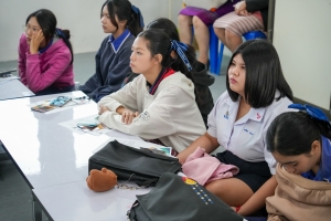 ปชส. มรภ.เทพสตรี พร้อมด้วย คณะวิทยาการจัดการ คณะเทคโนโลยีอุตสาหกรรม กองบริการการศึกษา และกองพัฒนานักศึกษา ลงพื้นที่แนะแนวการศึกษาและอาชีพโรงเรียนพระนารายณ์ พบว่า ร้อยละ 70 ของนักเรียนชายและหญิงที่เข้าร่วมการแนะแนวมีความสนใจในหลักสูตรครุศาสตรบัณฑิต และร้อยละ 30 มีความสนใจในหลักสูตรบริหารธุรกิจบัณฑิต และหลักสูตรอุตสาหกรรมศาสตรบัณฑิต