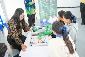 ปชส. มรภ.เทพสตรี พร้อมด้วย คณะวิทยาการจัดการ คณะเทคโนโลยีอุตสาหกรรม กองบริการการศึกษา และกองพัฒนานักศึกษา ลงพื้นที่แนะแนวการศึกษาและอาชีพโรงเรียนพระนารายณ์ พบว่า ร้อยละ 70 ของนักเรียนชายและหญิงที่เข้าร่วมการแนะแนวมีความสนใจในหลักสูตรครุศาสตรบัณฑิต และร้อยละ 30 มีความสนใจในหลักสูตรบริหารธุรกิจบัณฑิต และหลักสูตรอุตสาหกรรมศาสตรบัณฑิต