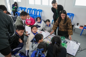 ปชส. มรภ.เทพสตรี พร้อมด้วย คณะวิทยาการจัดการ คณะเทคโนโลยีอุตสาหกรรม กองบริการการศึกษา และกองพัฒนานักศึกษา ลงพื้นที่แนะแนวการศึกษาและอาชีพโรงเรียนพระนารายณ์ พบว่า ร้อยละ 70 ของนักเรียนชายและหญิงที่เข้าร่วมการแนะแนวมีความสนใจในหลักสูตรครุศาสตรบัณฑิต และร้อยละ 30 มีความสนใจในหลักสูตรบริหารธุรกิจบัณฑิต และหลักสูตรอุตสาหกรรมศาสตรบัณฑิต