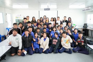 ปชส. มรภ.เทพสตรี พร้อมด้วย คณะวิทยาการจัดการ คณะเทคโนโลยีอุตสาหกรรม กองบริการการศึกษา และกองพัฒนานักศึกษา ลงพื้นที่แนะแนวการศึกษาและอาชีพโรงเรียนพระนารายณ์ พบว่า ร้อยละ 70 ของนักเรียนชายและหญิงที่เข้าร่วมการแนะแนวมีความสนใจในหลักสูตรครุศาสตรบัณฑิต และร้อยละ 30 มีความสนใจในหลักสูตรบริหารธุรกิจบัณฑิต และหลักสูตรอุตสาหกรรมศาสตรบัณฑิต