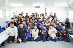 ปชส. มรภ.เทพสตรี พร้อมด้วย คณะวิทยาการจัดการ คณะเทคโนโลยีอุตสาหกรรม กองบริการการศึกษา และกองพัฒนานักศึกษา ลงพื้นที่แนะแนวการศึกษาและอาชีพโรงเรียนพระนารายณ์ พบว่า ร้อยละ 70 ของนักเรียนชายและหญิงที่เข้าร่วมการแนะแนวมีความสนใจในหลักสูตรครุศาสตรบัณฑิต และร้อยละ 30 มีความสนใจในหลักสูตรบริหารธุรกิจบัณฑิต และหลักสูตรอุตสาหกรรมศาสตรบัณฑิต