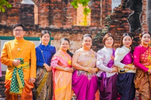 อธิการบดี มรภ.เทพสตรี นำผู้บริหาร คณาจารย์ บุคลากร ร่วมถ่ายทำ MV นุ่งโจงห่มสไบ ประชาสัมพันธ์งานแผ่นดินสมเด็จพระนารายณ์มหาราช