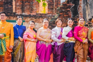 อธิการบดี มรภ.เทพสตรี นำผู้บริหาร คณาจารย์ บุคลากร ร่วมถ่ายทำ MV นุ่งโจงห่มสไบ ประชาสัมพันธ์งานแผ่นดินสมเด็จพระนารายณ์มหาราช