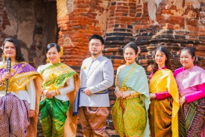 อธิการบดี มรภ.เทพสตรี นำผู้บริหาร คณาจารย์ บุคลากร ร่วมถ่ายทำ MV นุ่งโจงห่มสไบ ประชาสัมพันธ์งานแผ่นดินสมเด็จพระนารายณ์มหาราช