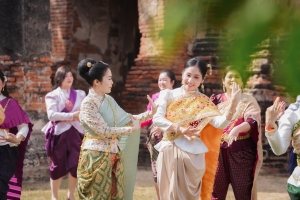 อธิการบดี มรภ.เทพสตรี นำผู้บริหาร คณาจารย์ บุคลากร ร่วมถ่ายทำ MV นุ่งโจงห่มสไบ ประชาสัมพันธ์งานแผ่นดินสมเด็จพระนารายณ์มหาราช