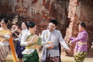 อธิการบดี มรภ.เทพสตรี นำผู้บริหาร คณาจารย์ บุคลากร ร่วมถ่ายทำ MV นุ่งโจงห่มสไบ ประชาสัมพันธ์งานแผ่นดินสมเด็จพระนารายณ์มหาราช