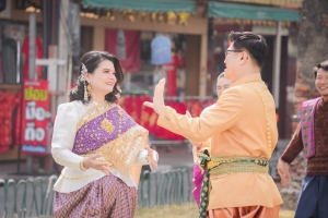 อธิการบดี มรภ.เทพสตรี นำผู้บริหาร คณาจารย์ บุคลากร ร่วมถ่ายทำ MV นุ่งโจงห่มสไบ ประชาสัมพันธ์งานแผ่นดินสมเด็จพระนารายณ์มหาราช